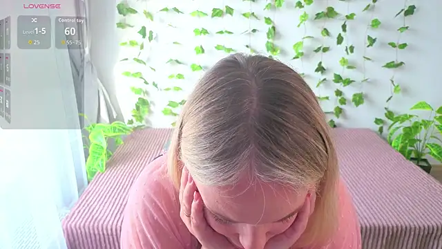 Snapshot of MonikFoxi chatting on 04/13/26, 04:05 MonikFoxi online show from 04/13/26, 04:05