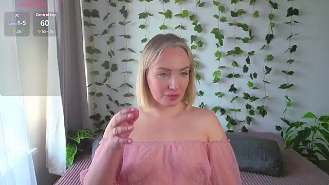 MonikFoxi online show from 04/17/26, 04:04