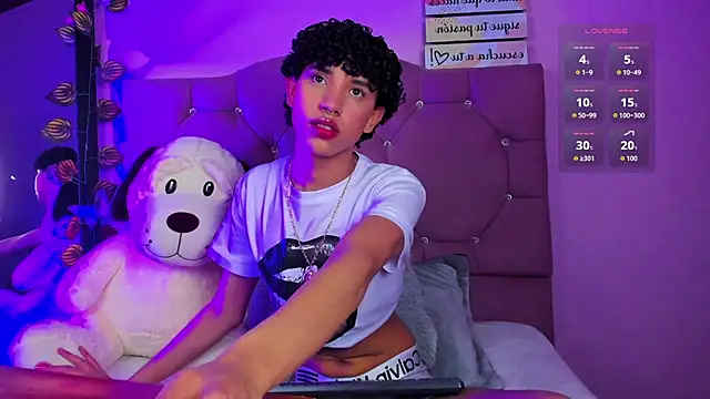 Snapshot of artemis_jones chatting on 04/07/26, 03:25 artemis jones online show from 04/07/26, 03:25