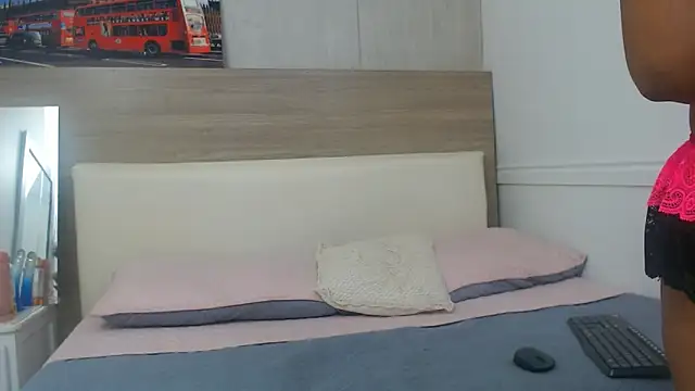 Snapshot of ariana_rivera1 chatting on 04/13/26, 01:37 ariana rivera1 online show from 04/13/26, 01:37