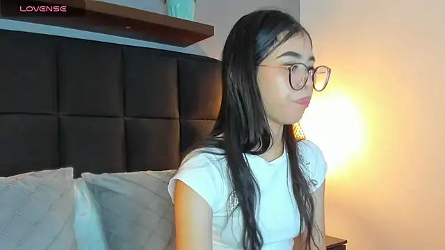 Snapshot of sofi_alix chatting on 04/10/26, 08:05 sofi alix online show from 04/10/26, 08:05