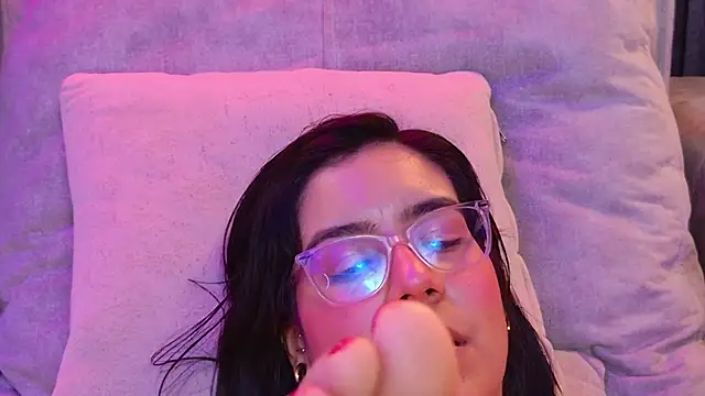 Snapshot of HannaMiller01_ chatting on 04/19/26, 06:10 HannaMiller01 online show from 04/19/26, 06:10