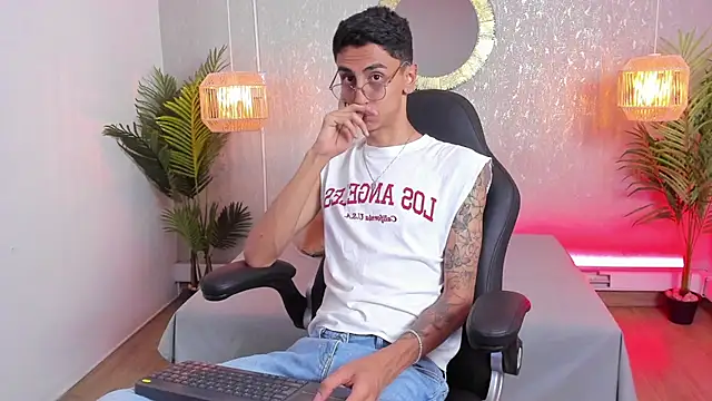 Snapshot of Gio_carangi chatting on 04/11/26, 04:31 Gio carangi online show from 04/11/26, 04:31