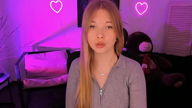 Snapshot of LunasFrost chatting on 04/06/26, 04:52 LunasFrost online show from 04/06/26, 04:52