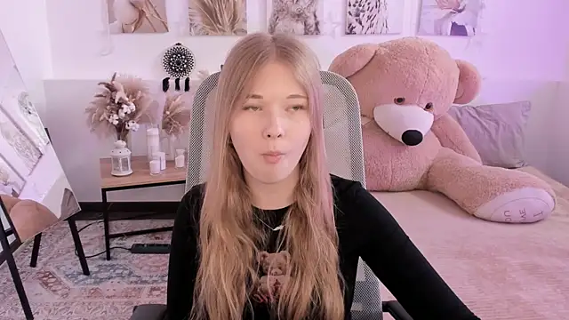 Snapshot of LunasFrost chatting on 04/08/26, 08:16 LunasFrost online show from 04/08/26, 08:16