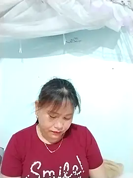 Snapshot of Moubie1 chatting on 04/15/26, 04:33 Moubie1 online show from 04/15/26, 04:33