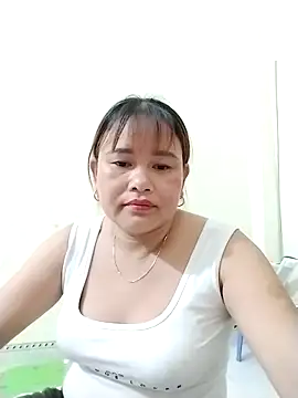 Snapshot of Moubie1 chatting on 04/22/26, 03:02 Moubie1 online show from 04/22/26, 03:02