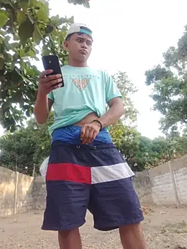 Snapshot of HOTRAINYGOLDEN chatting on 03/24/26, 11:32 HOTRAINYGOLDEN online show from 03/24/26, 11:32