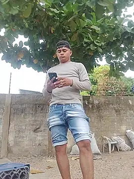 Snapshot of HOTRAINYGOLDEN chatting on 04/06/26, 11:44 HOTRAINYGOLDEN online show from 04/06/26, 11:44