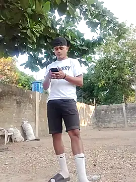 Snapshot of HOTRAINYGOLDEN chatting on 03/21/26, 11:25 HOTRAINYGOLDEN online show from 03/21/26, 11:25