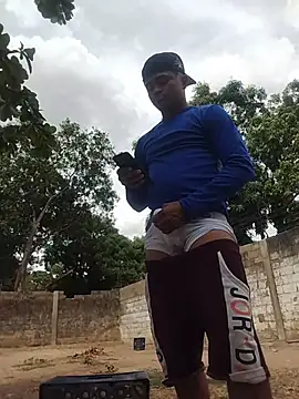 Snapshot of HOTRAINYGOLDEN chatting on 04/04/26, 06:25 HOTRAINYGOLDEN online show from 04/04/26, 06:25