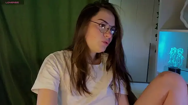 dark honey  online show from 05/17/26, 01:49
