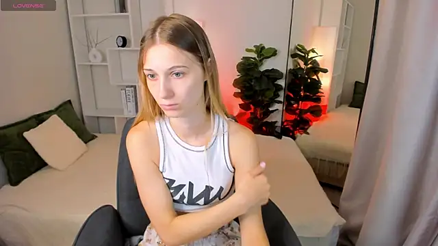 Snapshot of LauraPurr chatting on 06/19/26, 08:20 LauraPurr online show from 06/19/26, 08:20