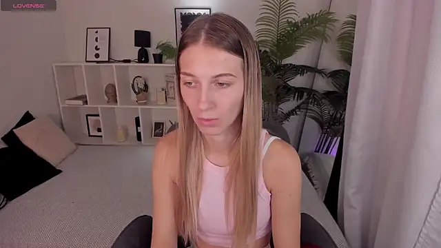 Snapshot of LauraPurr chatting on 07/16/26, 06:32 LauraPurr online show from 07/16/26, 06:32