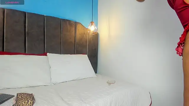 Snapshot of Paulinasiilver chatting on 04/14/26, 01:05 Paulinasiilver online show from 04/14/26, 01:05