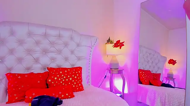 Snapshot of JuliannaGarcia chatting on 04/07/26, 12:18 JuliannaGarcia online show from 04/07/26, 12:18