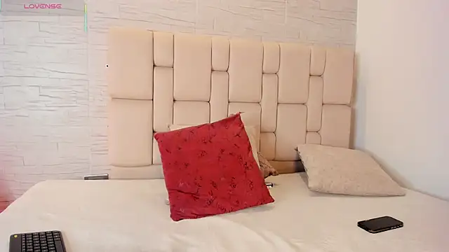 laurakane  online show from 04/09/26, 11:49