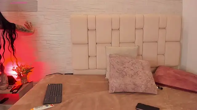 laurakane  online show from 04/11/26, 11:47