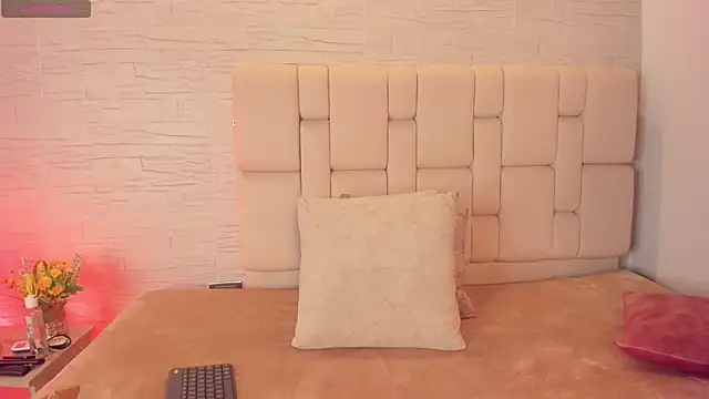 laurakane  online show from 04/14/26, 11:48