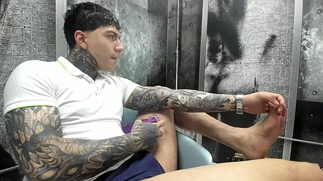 Snapshot of Gury_tattoo chatting on 05/23/26, 02:16 Gury tattoo online show from 05/23/26, 02:16