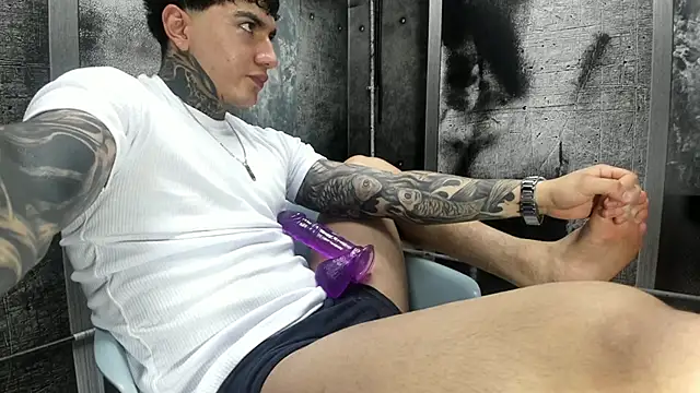 Snapshot of Gury_tattoo chatting on 05/26/26, 07:01 Gury tattoo online show from 05/26/26, 07:01