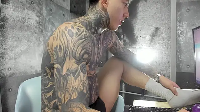 Snapshot of Gury_tattoo chatting on 05/13/26, 10:39 Gury tattoo online show from 05/13/26, 10:39