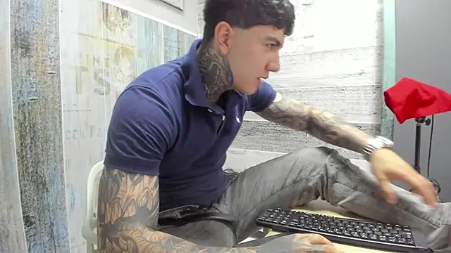 Snapshot of Gury_tattoo chatting on 04/30/26, 06:26 Gury tattoo online show from 04/30/26, 06:26