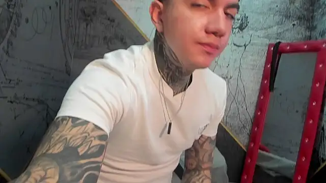 Snapshot of Gury_tattoo chatting on 04/25/26, 01:25 Gury tattoo online show from 04/25/26, 01:25