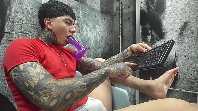 Snapshot of Gury_tattoo chatting on 05/25/26, 08:07 Gury tattoo online show from 05/25/26, 08:07