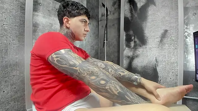 Snapshot of Gury_tattoo chatting on 05/16/26, 04:06 Gury tattoo online show from 05/16/26, 04:06