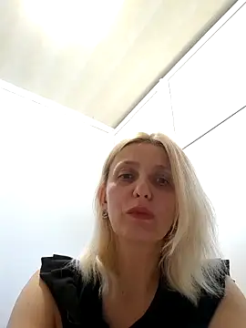 Snapshot of MiaLove183 chatting on 05/25/26, 02:16 MiaLove183 online show from 05/25/26, 02:16