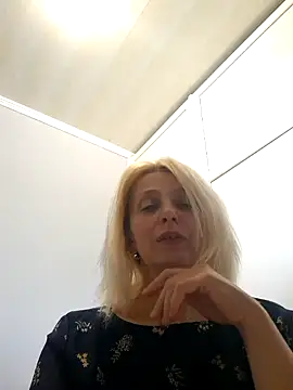 Snapshot of MiaLove183 chatting on 05/23/26, 10:47 MiaLove183 online show from 05/23/26, 10:47