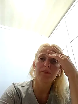 Snapshot of MiaLove183 chatting on 07/20/26, 01:35 MiaLove183 online show from 07/20/26, 01:35