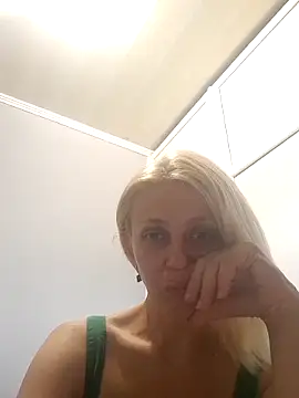 Snapshot of MiaLove183 chatting on 06/10/26, 01:56 MiaLove183 online show from 06/10/26, 01:56
