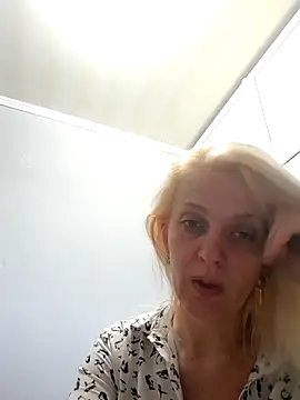 Snapshot of MiaLove183 chatting on 06/03/26, 02:33 MiaLove183 online show from 06/03/26, 02:33