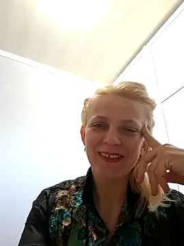 Snapshot of MiaLove183 chatting on 04/19/26, 08:37 MiaLove183 online show from 04/19/26, 08:37