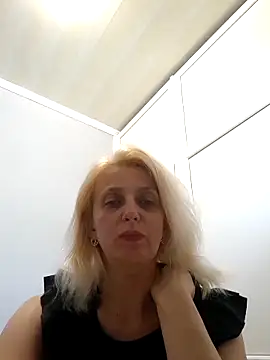 Snapshot of MiaLove183 chatting on 06/12/26, 02:04 MiaLove183 online show from 06/12/26, 02:04