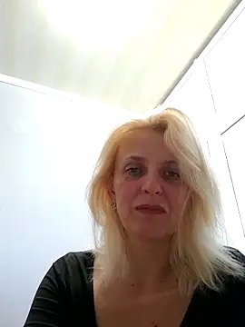 Snapshot of MiaLove183 chatting on 06/15/26, 01:55 MiaLove183 online show from 06/15/26, 01:55