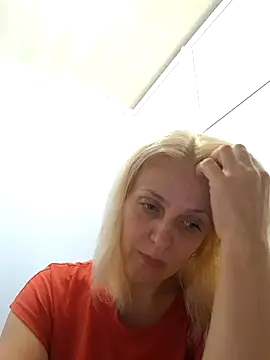 Snapshot of MiaLove183 chatting on 07/14/26, 01:28 MiaLove183 online show from 07/14/26, 01:28