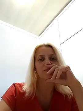 Snapshot of MiaLove183 chatting on 07/06/26, 02:02 MiaLove183 online show from 07/06/26, 02:02