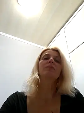 Snapshot of MiaLove183 chatting on 05/22/26, 01:53 MiaLove183 online show from 05/22/26, 01:53