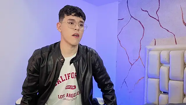 Snapshot of Tom_Parker_ chatting on 04/10/26, 10:06 Tom Parker online show from 04/10/26, 10:06