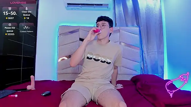 Snapshot of Tom_Parker_ chatting on 03/23/26, 08:30 Tom Parker online show from 03/23/26, 08:30