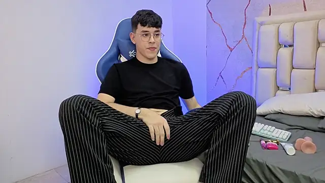 Snapshot of Tom_Parker_ chatting on 04/11/26, 10:02 Tom Parker online show from 04/11/26, 10:02