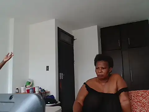 Snapshot of Lucia-boobs chatting on 03/26/26, 04:55 Lucia-boobs online show from 03/26/26, 04:55