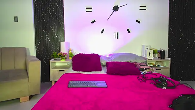 aurora petitee online show from 05/04/26, 12:41