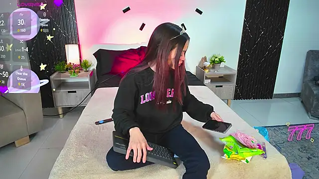 Snapshot of aurora_petitee chatting on 04/07/26, 12:29 aurora petitee online show from 04/07/26, 12:29