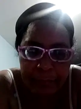 Snapshot of sexymomsn chatting on 04/21/26, 02:14 sexymomsn online show from 04/21/26, 02:14