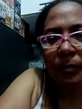 Snapshot of sexymomsn chatting on 05/15/26, 01:53 sexymomsn online show from 05/15/26, 01:53