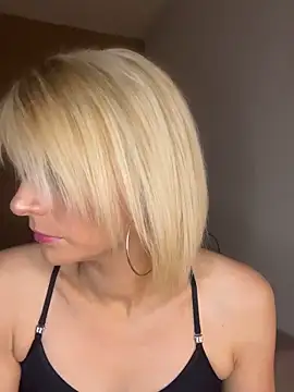 Snapshot of evaluminax chatting on 04/10/26, 11:12 evaluminax online show from 04/10/26, 11:12